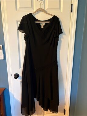 Elegant Black V-Neck Evening Dress